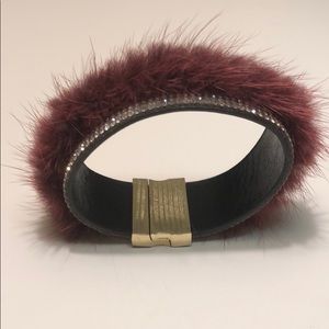 Handcuff burgundy fuzzy bracelet 〰️ Stand out!